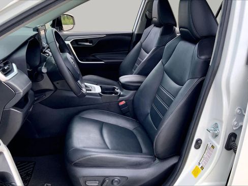 Used 2021 Toyota RAV4 XLE Premium FWD image 8