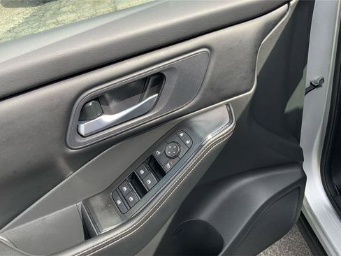 Used 2025 Nissan Rogue SV image 20