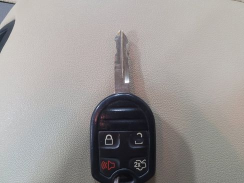 Used 2015 Ford Taurus SE FWD image 32