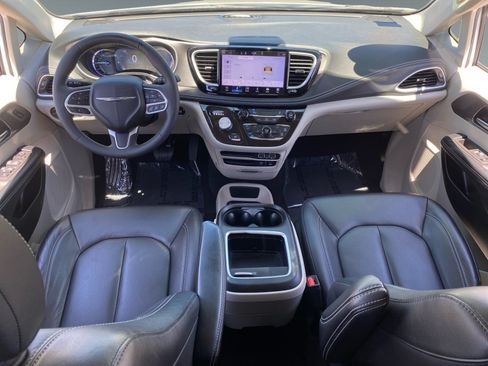 Used 2022 Chrysler Pacifica Touring-L FWD image 10