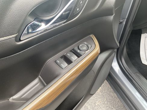Used 2020 GMC Acadia SLE FWD image 23