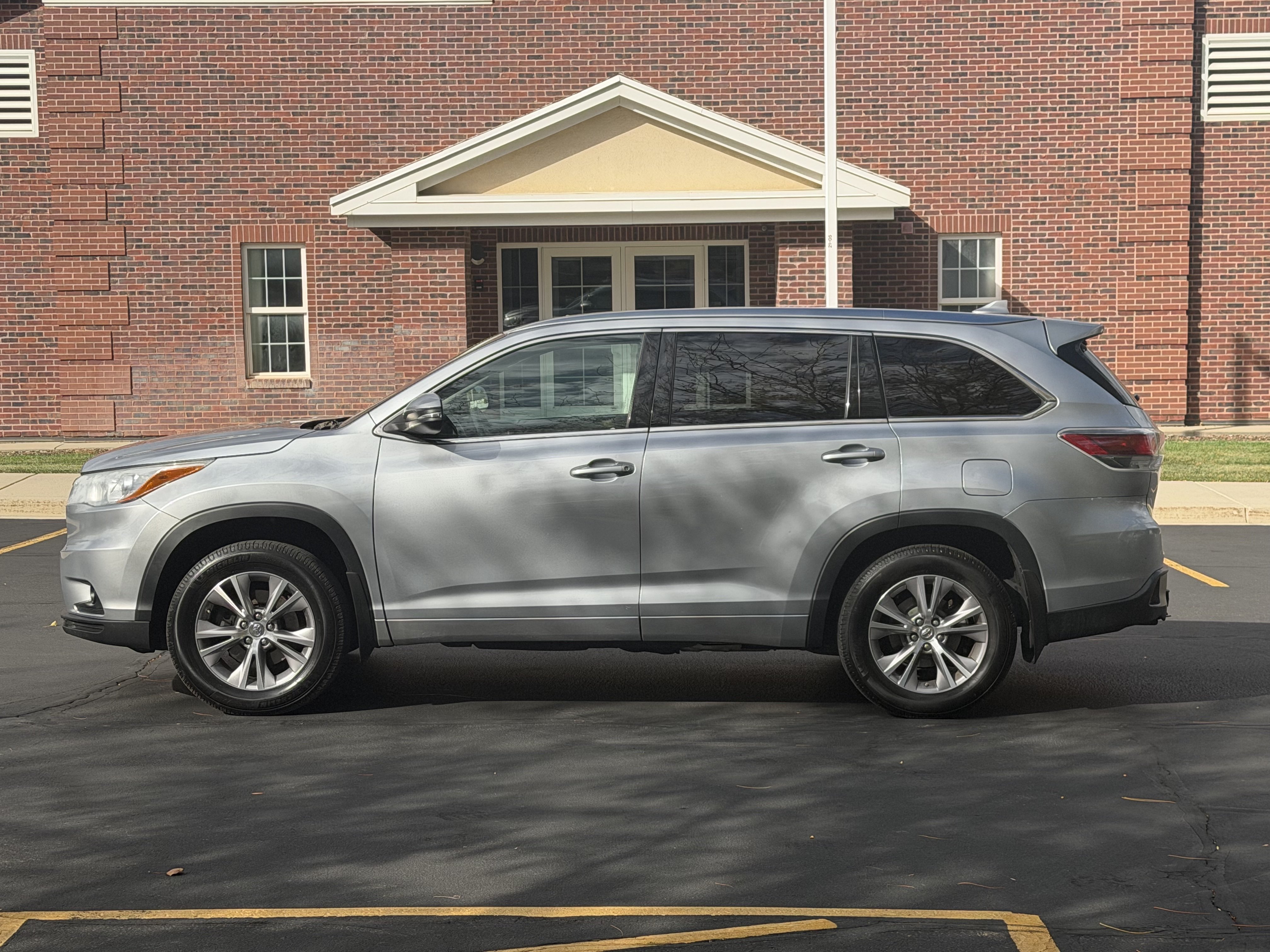 Used 2015 Toyota Highlander XLE AWD/4WD image 3