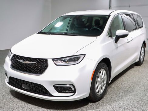 Used 2023 Chrysler Pacifica Touring-L image 32