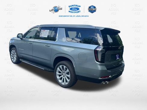 Used 2025 Chevrolet Suburban Premier RWD image 3