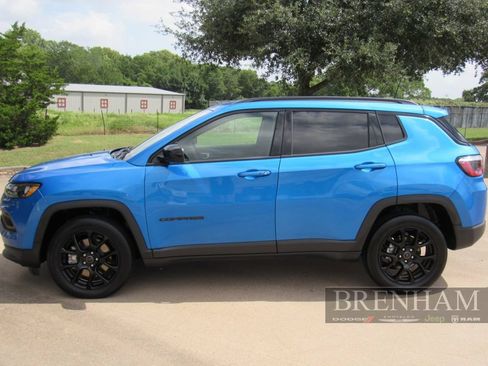 Used 2025 Jeep Compass Latitude w/ Altitude Special Edition AWD/4WD image 2