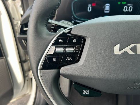 Used 2024 Kia Niro EX w/ EX Cold Weather Package image 18