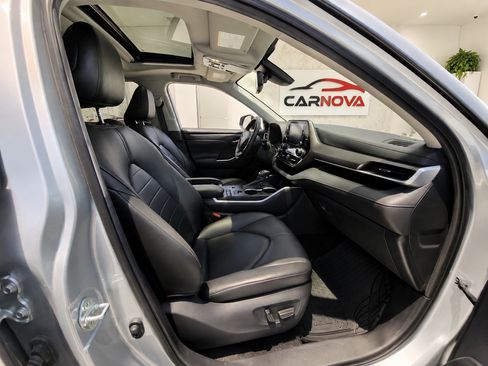 Used 2020 Toyota Highlander XLE FWD image 8