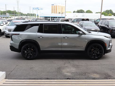 Used 2025 Chevrolet Traverse RS FWD image 11