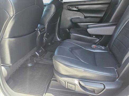 Used 2023 Toyota Highlander XLE FWD image 18
