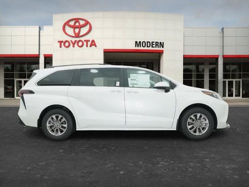 New 2026 Toyota Sienna XLE FWD image 3