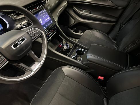 Certified 2025 Jeep Grand Cherokee L Altitude image 9