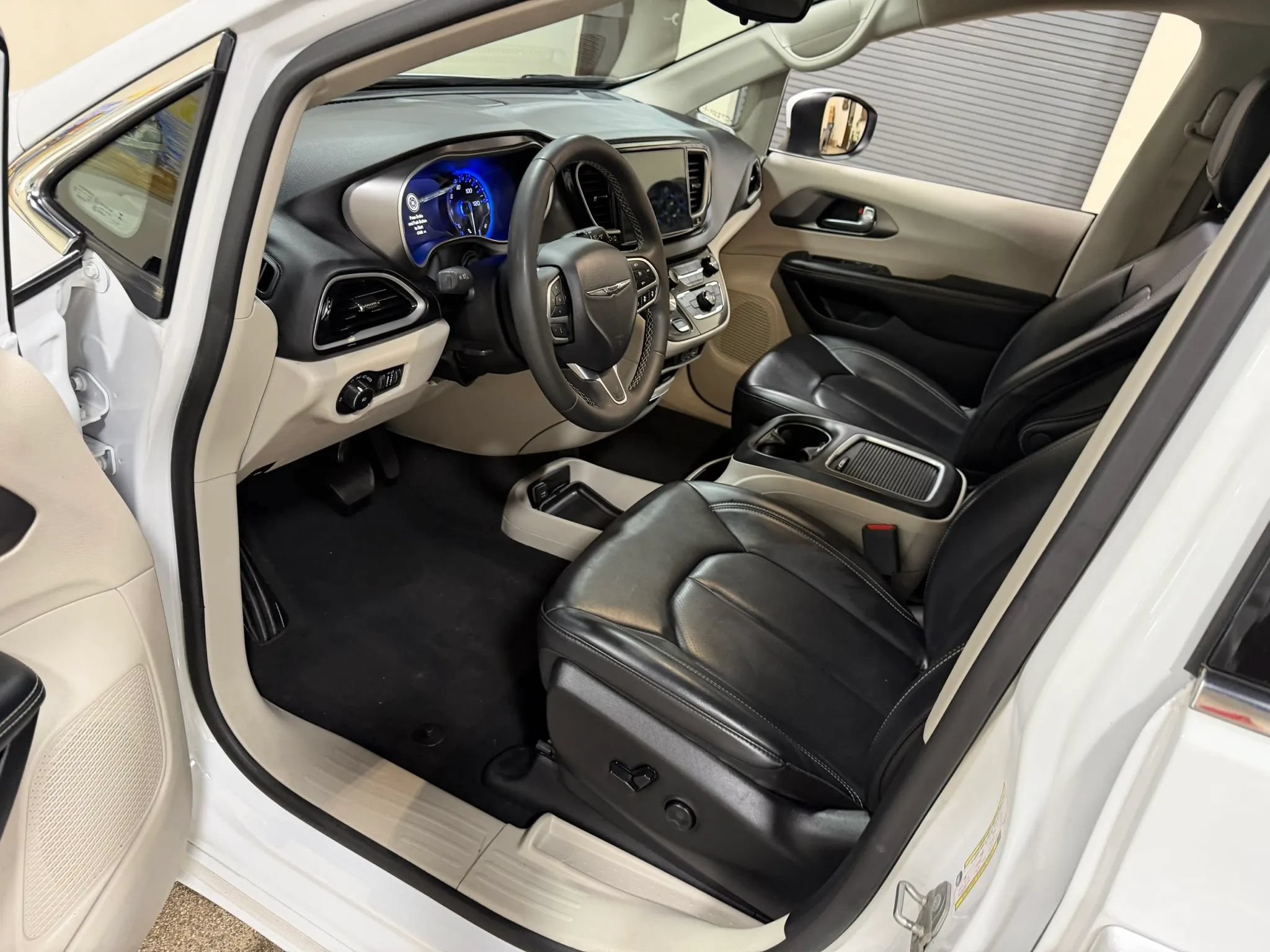Used 2023 Chrysler Pacifica Touring-L FWD image 43