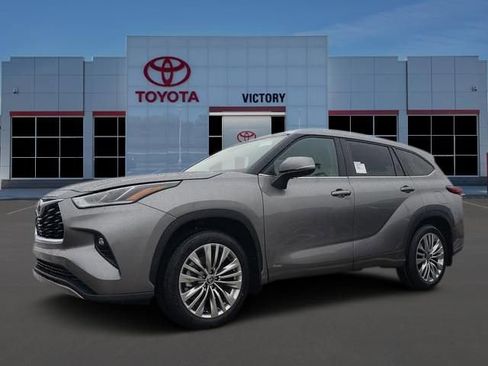 New 2026 Toyota Highlander Platinum image 1