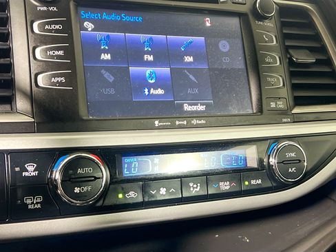 Used 2018 Toyota Highlander SE FWD image 26