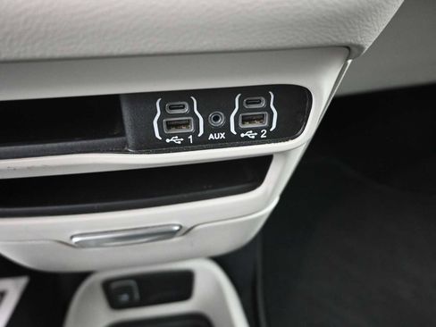 Used 2022 Chrysler Voyager LX image 14