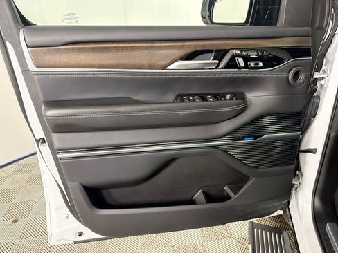 Used 2023 Jeep Grand Wagoneer Series II AWD/4WD image 12