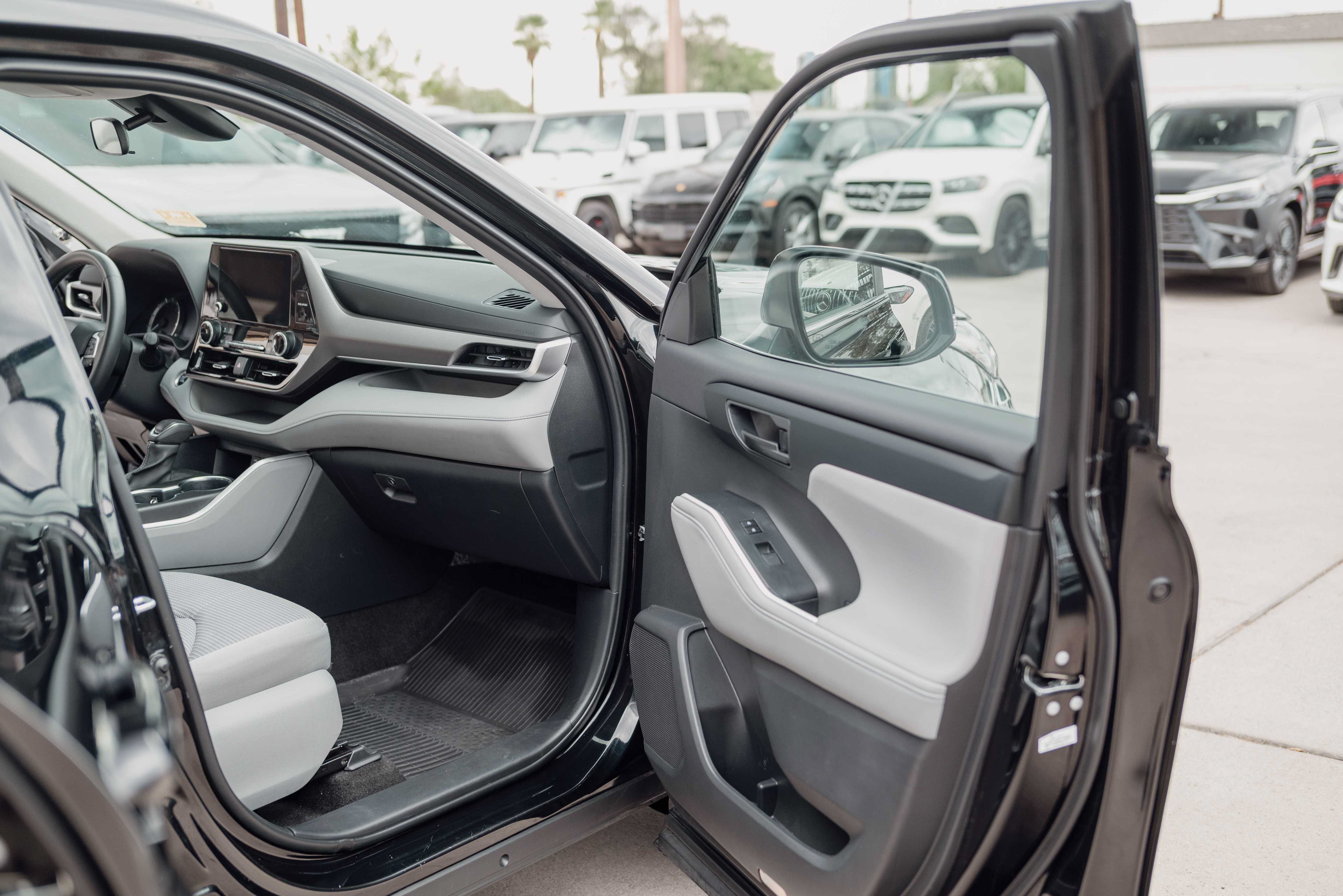 Used 2024 Toyota Highlander LE FWD image 16