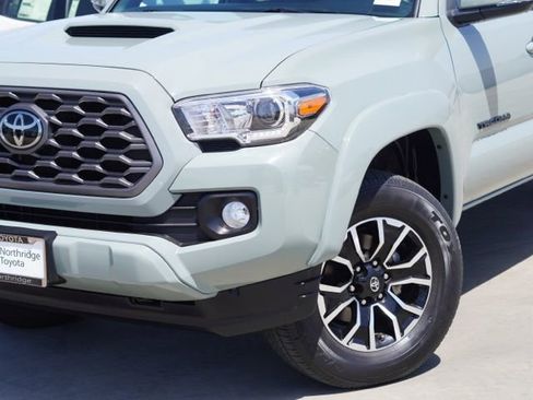 Used 2022 Toyota Tacoma TRD Sport w/ TRD Premium Sport Package AWD/4WD image 5