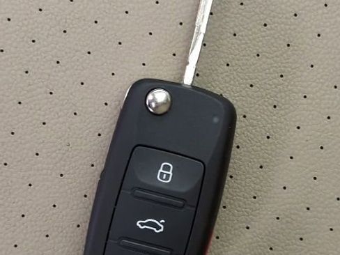 Used 2018 Volkswagen Beetle 2.0T SE FWD image 18