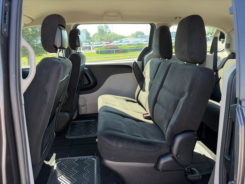 Used 2016 Dodge Grand Caravan American Value Package FWD image 30