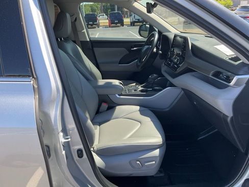 Used 2022 Toyota Highlander XLE image 22
