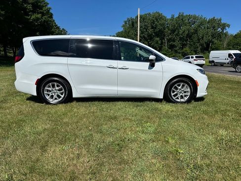 Used 2023 Chrysler Pacifica Touring-L FWD image 2