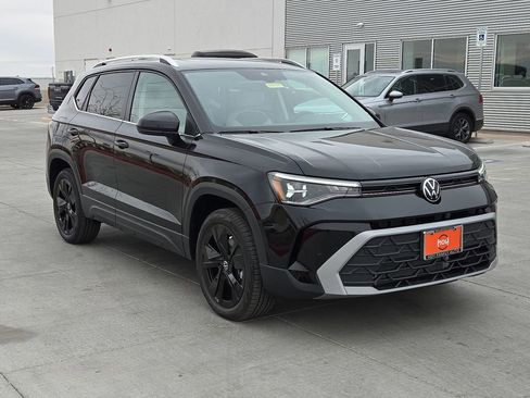 Used 2025 Volkswagen Taos SE FWD image 2