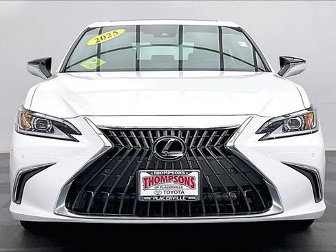 Used 2025 Lexus ES 300h w/ Premium Package image 2