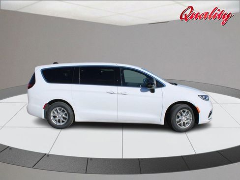 New 2026 Chrysler Pacifica Select image 2