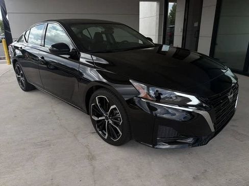 Used 2024 Nissan Altima 2.5 SR FWD image 12