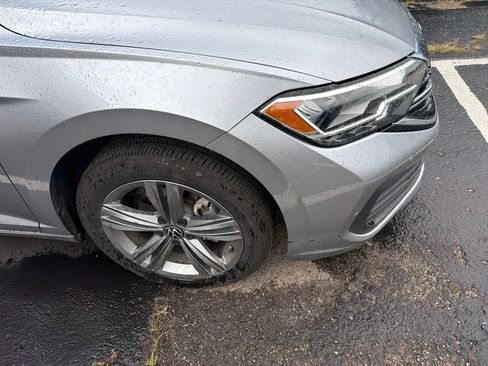 Used 2024 Volkswagen Jetta SE FWD image 4
