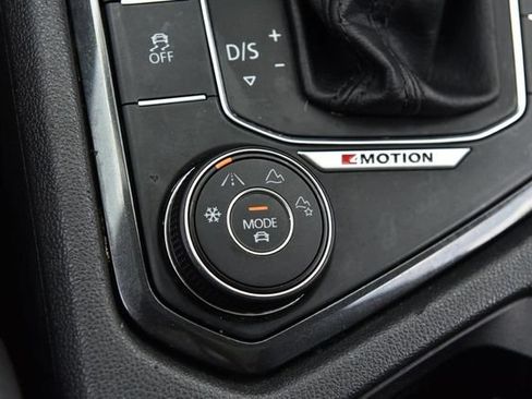 Used 2018 Volkswagen Tiguan SE w/ Panoramic Sunroof Package AWD/4WD image 17