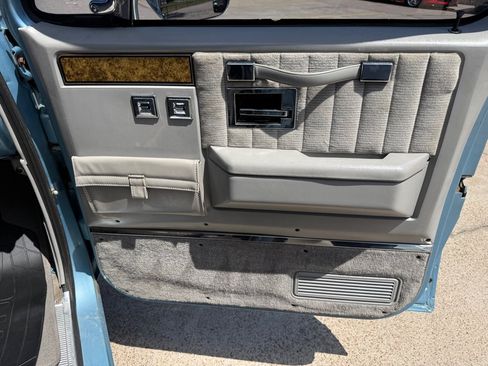 Used 1991 Chevrolet Suburban 2WD image 21