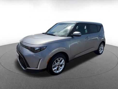 Used 2025 Kia Soul LX w/ LX Technology Package FWD image 8