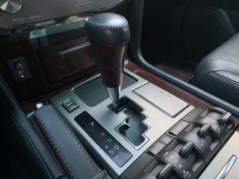 Used 2015 Lexus LX 570 4WD w/ Luxury Package image 26