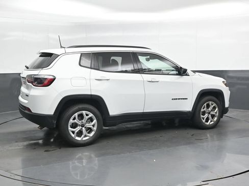 Used 2025 Jeep Compass Latitude AWD/4WD image 2