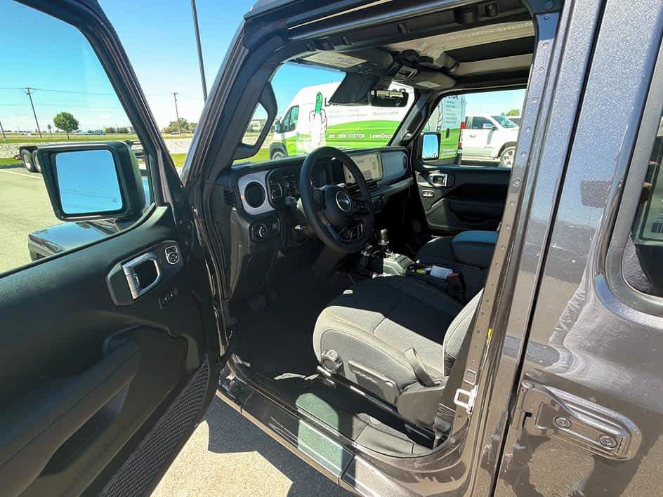 New 2026 Jeep Gladiator Sport AWD/4WD image 11