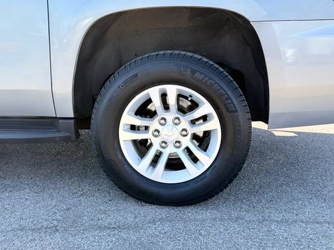 Used 2019 Chevrolet Suburban LT RWD image 38