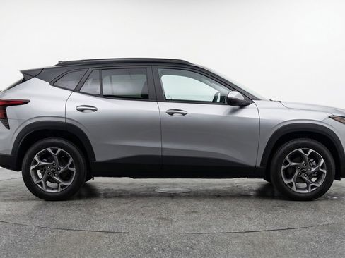 Used 2025 Chevrolet Trax LT FWD image 11