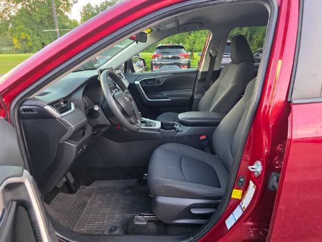 Used 2021 Toyota RAV4 LE AWD/4WD image 16
