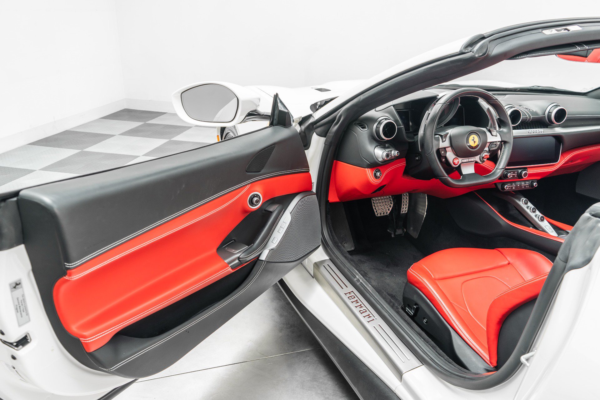 Used 2019 Ferrari Portofino RWD image 23