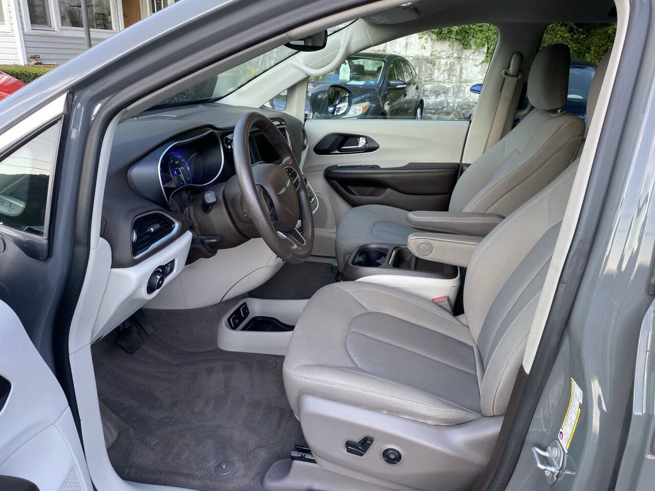 Used 2020 Chrysler Pacifica Touring FWD image 10