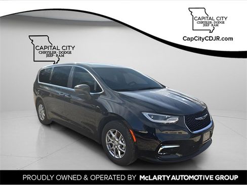 New 2026 Chrysler Pacifica Select image 1