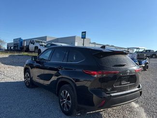 Used 2021 Toyota Highlander XLE video 2