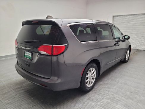Used 2023 Chrysler Voyager LX FWD image 9