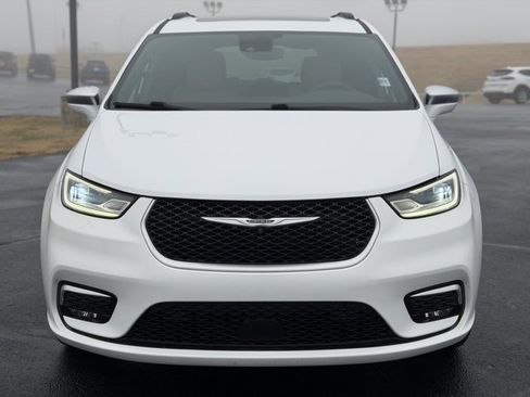 Used 2022 Chrysler Pacifica Pinnacle image 2