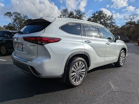 Used 2022 Toyota Highlander Platinum image 4