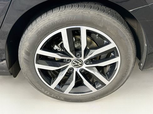 Used 2025 Volkswagen Jetta SE FWD image 10