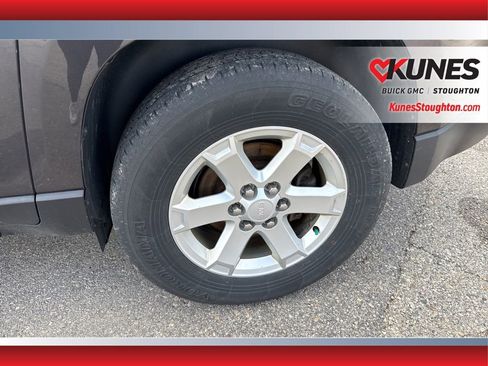 Used 2014 GMC Acadia SLE image 16