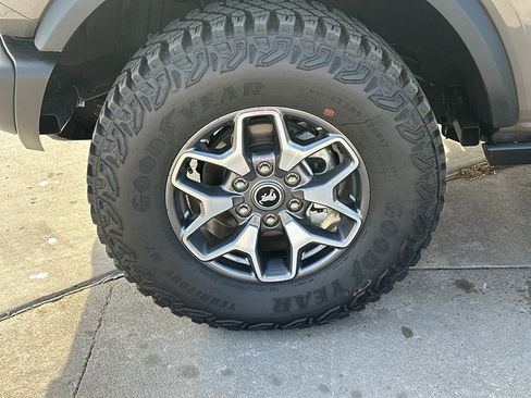 New 2025 Ford Bronco Badlands image 3